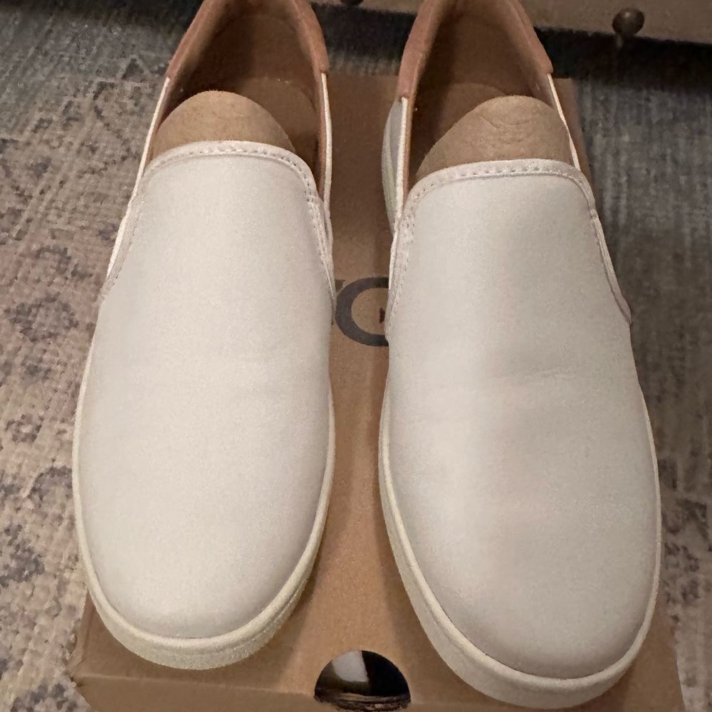 UGG Women's Slip-On Cas White Leather Sneakers size 9 great condition - Picture 4 of 11
